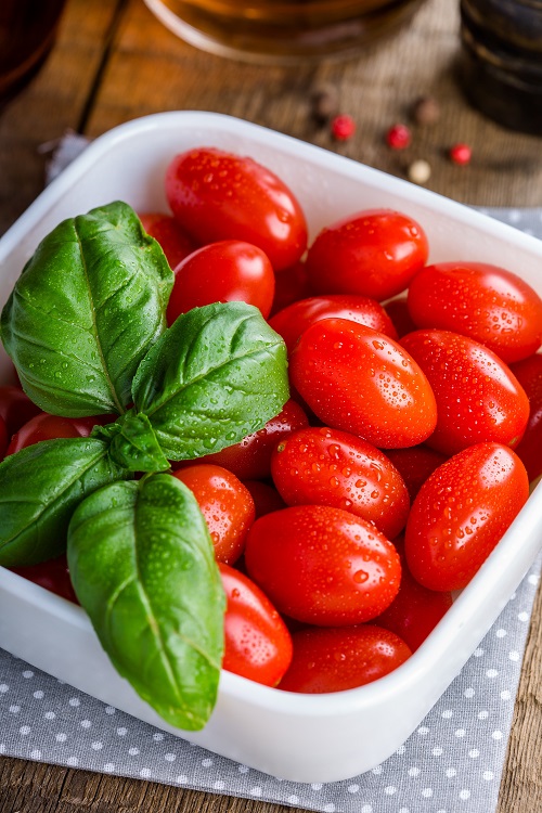 een afbeelding van een kom met kerstomaten als onderdeel van het blikje konijnen die tomaten eten? artikel over Bunnylowdown